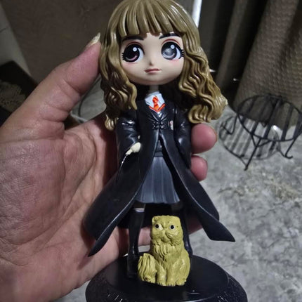 Hermione Grangers Figurine With Crookshanks